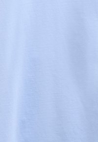 Ανοιχτό μπλε βαμβακερό ύφασμα που παρουσιάζει ομαλή υφή και διακριτικό σχέδιο ύφανσης.