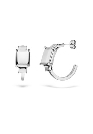 Boucles d'oreilles en argent en forme de créoles avec une pierre rectangulaire aux surfaces polies. Les accents comprennent de petits détails en saillie sur la pierre.