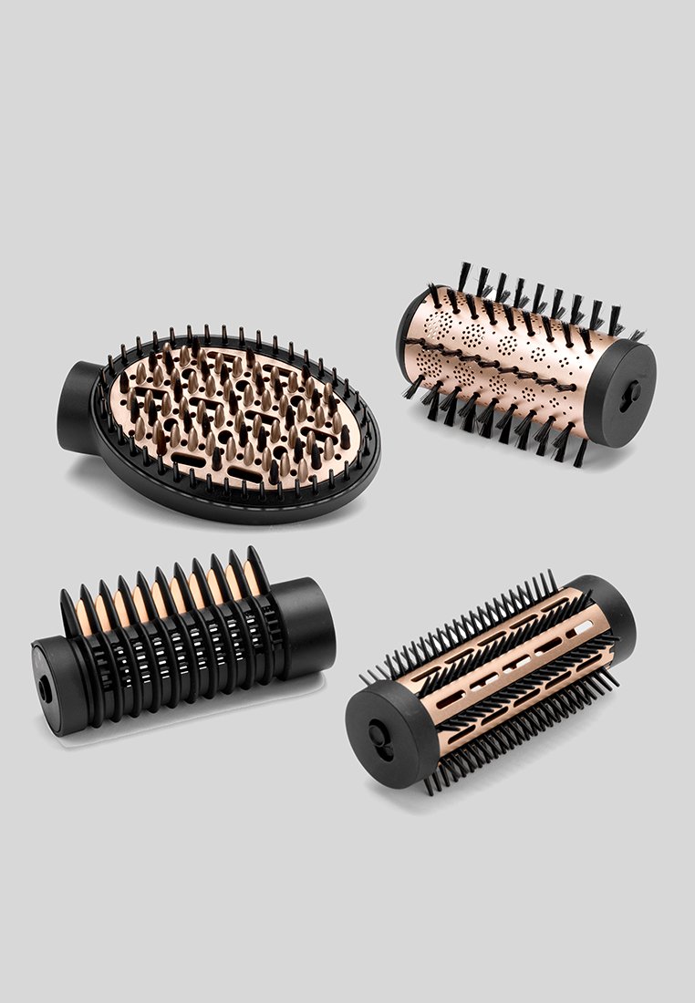 Quatre brosses à cheveux avec des poignées en plastique noir et des accents en or rose ; différentes formes comprenant ovale et cylindrique avec des designs de poils mélangés.