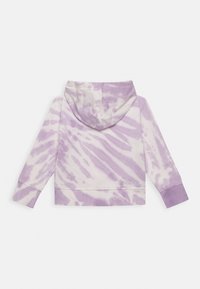 Sweatshirt roxa com efeito tie-dye, com uma base branca, apresentando um bolso tipo canguru, punhos canelados e capuz com cordão. Tecido de algodão macio.