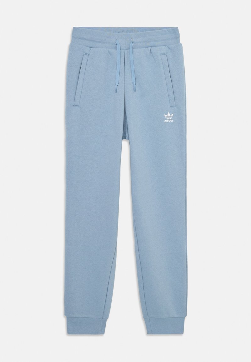 Vaatekulho vaaleansiniset collegehousut, joissa on pehmeä kangas, nyörikiinnitysvyötärö, kaksi sivutaskua ja valkoinen Adidas-logo vasemmassa reidessä.