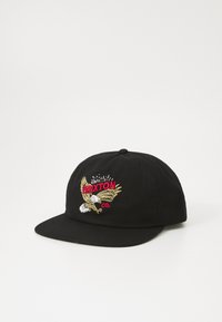 Sort kasket med flad skygge, udstyret med et broderet ørnedesign og teksten "BRIXTON CO." i rød og guld. Fremstillet af bomuldsstof, struktureret form.