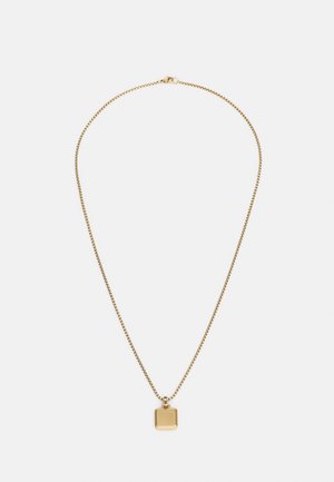 Collar de cadena tono dorado con un pequeño colgante de forma cuadrada sobre un fondo blanco liso.