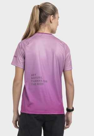 Kurzärmliges Sportshirt in verlaufendem Pink mit strukturierter Oberfläche und aufgedrucktem Text auf der Rückseite. Enthält einen Rundhalsausschnitt und kontrastierende Akzente.
