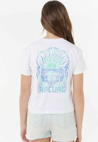 Camiseta blanca de algodón con un gráfico en azul y menta de un sol, olas y coral, que presenta el logo de "Rip Curl" en la parte inferior.
