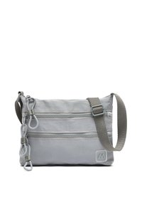 Borsa a tracolla grigia in nylon con superficie texturizzata, due tasche con zip e una tracolla grigia regolabile. Presenta una toppa con il logo sul lato.