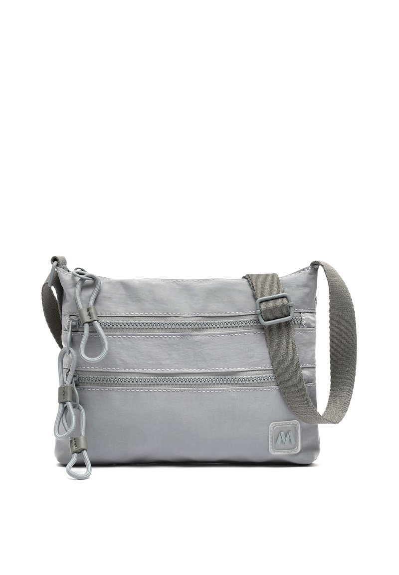 Borsa a tracolla grigia in nylon con superficie texturizzata, due tasche con zip e una tracolla grigia regolabile. Presenta una toppa con il logo sul lato.