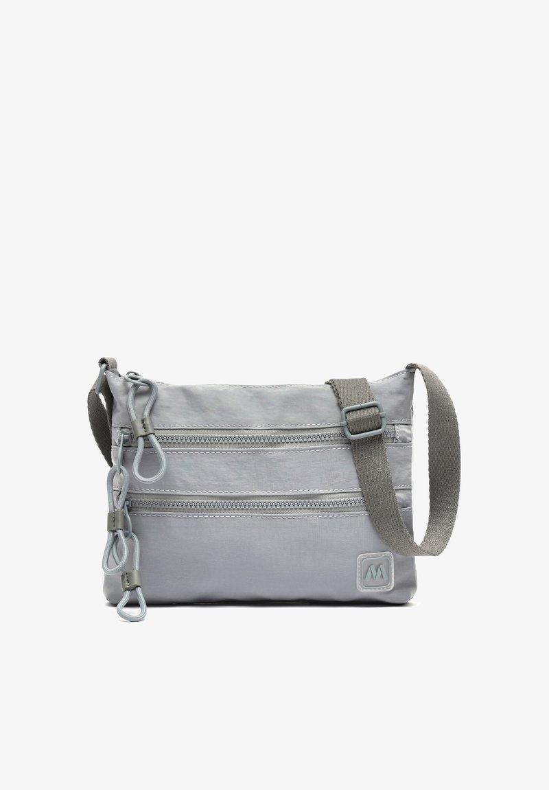 Sivi najlon torbica preko ramena s teksturiranom površinom, dva zatvorena džepa sa patentnim zatvaračem i podesivim sivim remenom. Sadrži oznaku s logotipom sa strane.