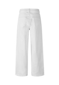 Pantalons culotte blancs en coton, avec une coupe à jambe large, taille haute et deux poches arrière. Texture lisse, lignes épurées.