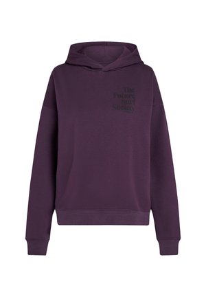 Paarse hoodie van zachte stof met een voorkennis, voorzien van een zwart logo op de borst en ribbels aan de mouwen en onderkant.