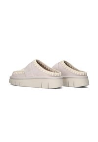 Suede instappers in lichtroze met crèmekleurige stiksels en een textuur, gevoerde zool. Kenmerken zijn een ronde vorm en een laag profiel design.