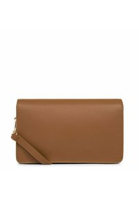 Portafoglio in pelle marrone liscia con chiusura a soffietto, cuciture a contrasto e un cinturino removibile per il polso. Forma rettangolare, design minimalista.
