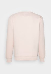 Sudadera rosa claro, textura de forro polar, cuello redondo, puños y dobladillo acanalados, sin patrones ni acentos visibles, vista trasera mostrada.