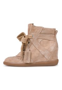 Baskets compensées en daim marron clair avec des lacets épais noués en nœud et une étiquette en daim suspendue sur un fond blanc.