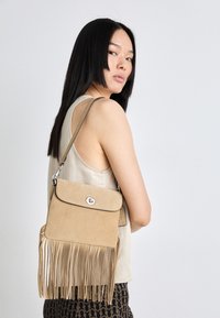 FRINGE BAG - Sac bandoulière - peanut