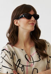 TATUUM SEKWANA - Sunglasses - black