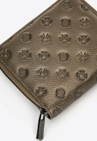 Bruine leren portemonnee met textuur en reliëfontwerpen, voorzien van een ritssluiting. Heeft een metalen ritsen met een merknamen detail.