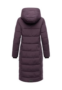 Abrigo acolchado morado con capucha, de diseño largo, con costuras horizontales y puños elásticos. Incluye un detalle de logo cerca del dobladillo.