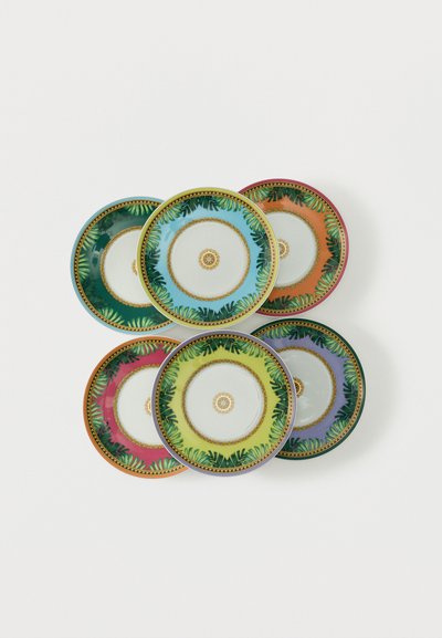 Six assiettes décoratives en céramique avec des bordures de feuilles de palmier en vert, bleu, orange, rose, jaune et violet disposées en cercle sur fond blanc.