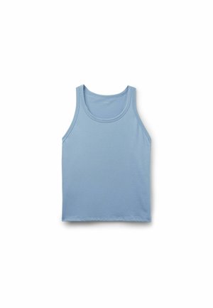 Helles blaues Tanktop aus weicher Baumwolle. Hat einen runden Ausschnitt und breite Träger. Einfache, glatte Textur ohne Muster oder Akzente.