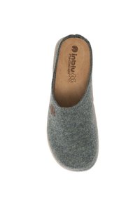 Szare, materiałowe buty wsuwane z zaokrąglonym noskiem i brązowym akcentem w kształcie liścia. Wnętrze posiada jasnobrązową wkładkę, co podkreśla prosty, przytulny design.