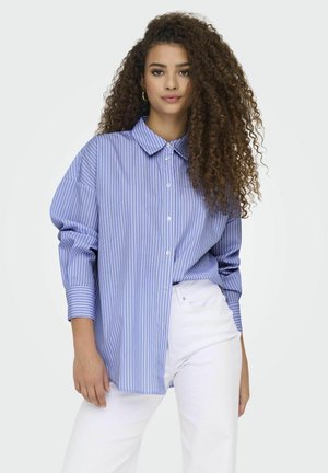 Camicia a righe blu e bianche con colletto e vestibilità over size, con maniche lunghe e un tessuto morbido e leggero.