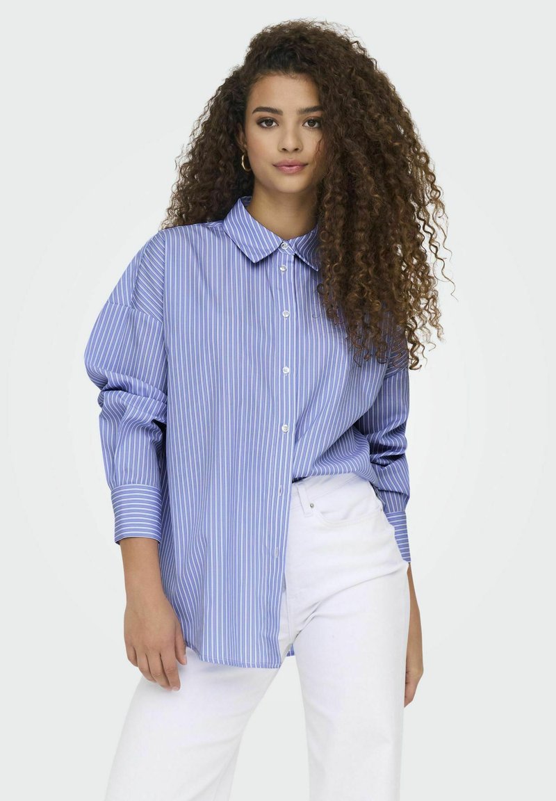 Camicia a righe blu e bianche con colletto e vestibilità over size, con maniche lunghe e un tessuto morbido e leggero.