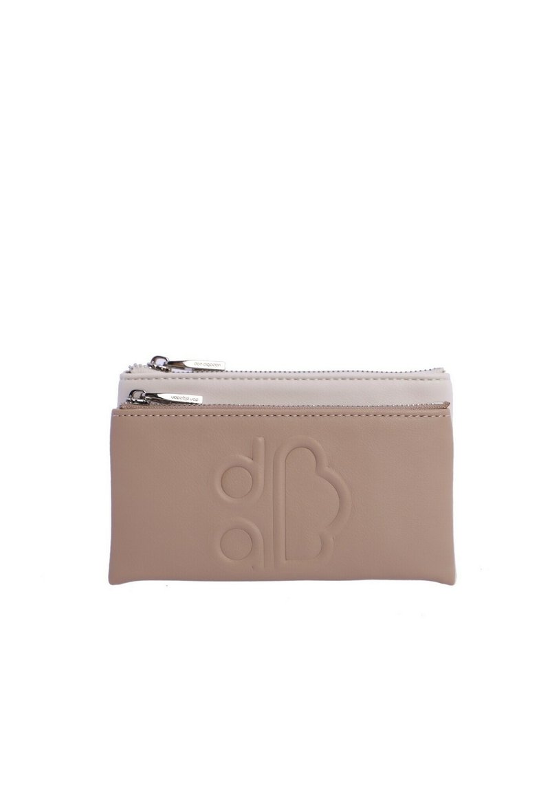 Cartera de cuero beige con logo en relieve, que cuenta con dos compartimentos con cremallera en blanco y beige en contraste, textura suave, forma rectangular.