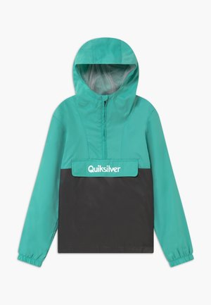 Kurtka wiatrówka w kolorze turkusowym i czarnym. Posiada kaptur, przednią kieszeń oraz elastyczne mankiety. Na klatce piersiowej znajduje się białe logo.