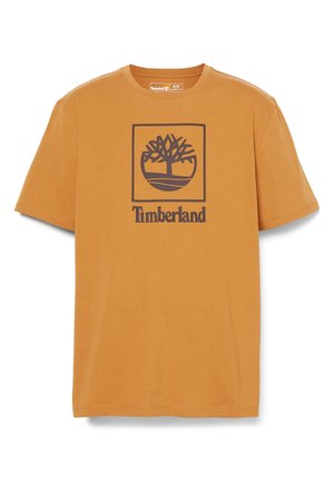 Męska koszulka z krótkim rękawem w kolorze musztardowym z czarnym logo drzewa Timberland i tekstem „Timberland” wyśrodkowanym z przodu.