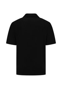 Zwarte polo met korte mouwen van gestructureerde stof, met een vlakke kraag en een schone achterkant zonder zichtbare logo's of versieringen.