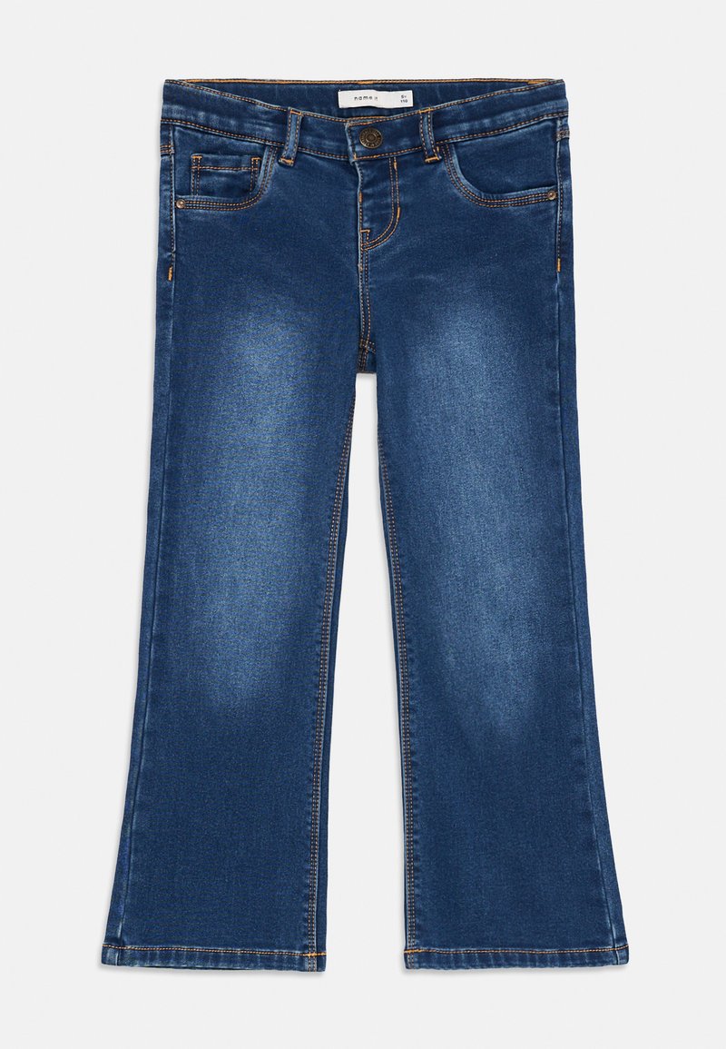 Pantalones vaqueros de mezclilla en azul oscuro con un diseño acampanado. Presenta cinco bolsillos, costuras naranjas en contraste y un cierre de botón.