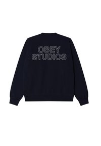 Felpa blu navy con polsini e orlo a coste. Grande testo "OBEY STUDIOS" in bianco sulla schiena, realizzato in tessuto morbido.