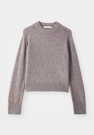 Pull en tricot marron clair avec des manches longues, des poignets et un bas côtelés, et un col rond.