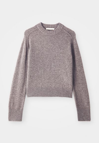 Pull en tricot marron clair avec des manches longues, des poignets et un bas côtelés, et un col rond.