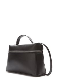 Čierna kožená kabelka so štruktúrovaným tvarom, vrchným držadlom a nastaviteľným ramenným popruhom. Má zipsové zapínanie a predné vrecko.