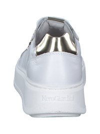 Baskets en cuir blanc avec un accent doré métallique au talon et une semelle blanche texturée, au fini lisse et au design minimaliste.