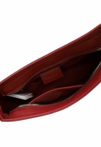 Sacchetto in pelle rossa con chiusura a zip, dotato di una tasca interna e texture liscia. All'interno è foderato con tessuto scuro.