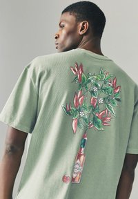 Next TABASCO LICENCE GRAPHIC - T-shirts print - green wash