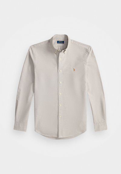 Camisa cinza-clara de manga longa com botões, feita de algodão. Apresenta um colarinho spread, botões na frente e um pequeno logótipo bordado no peito.