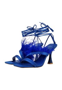 Blauwe satijnen hoge hak sandalen met een verenaccent, gestructureerd ontwerp, puntige neus en een slanke stilettohak.