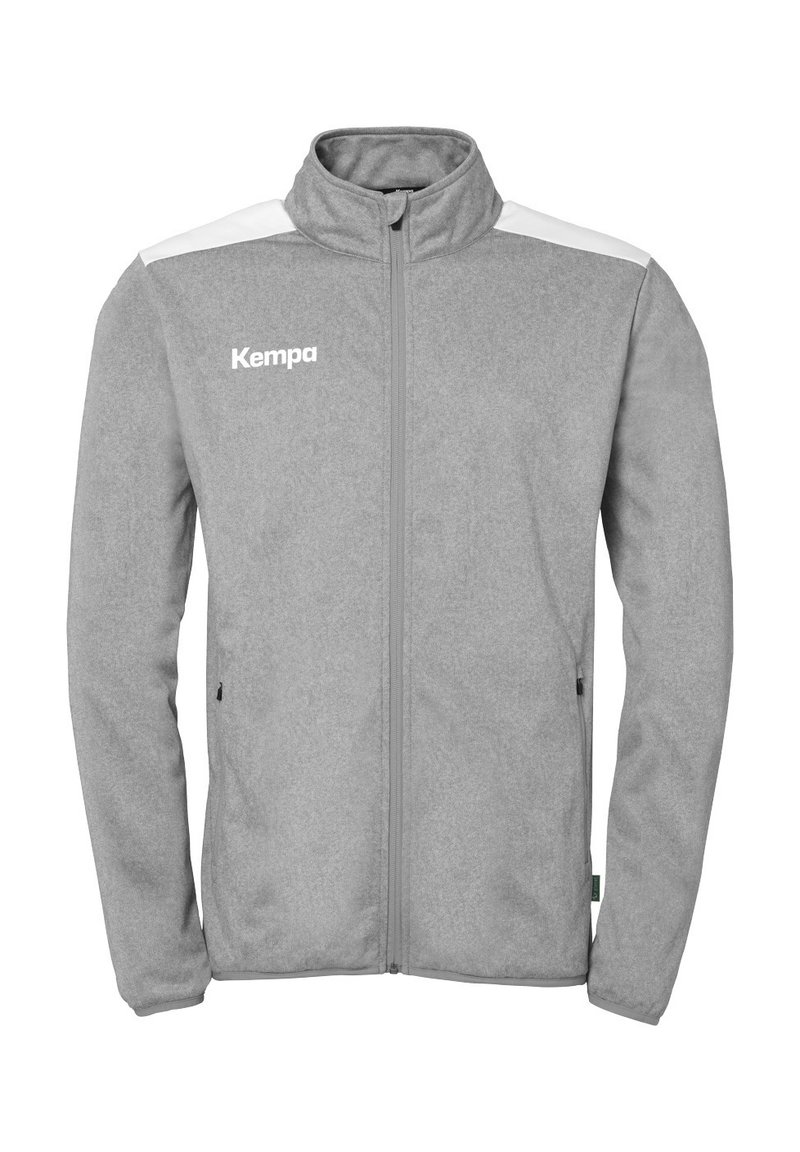 Grijze fleecejas met een ritssluiting, hoge kraag, witte schouderaccenten, twee zijzakken en het "Kempa" logo op de linkerkant van de borst.