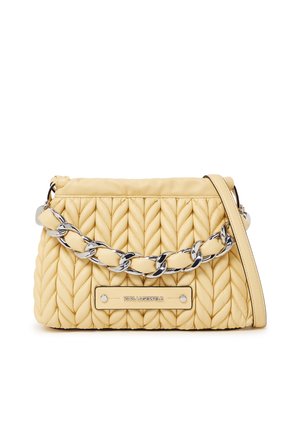 Żółta pikowana torebka na ramię z srebrnym łańcuszkiem i dopasowanym paskiem, z metalową plakietką z logo „Karl Lagerfeld” na przodzie.