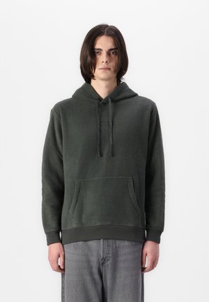 Hanorac din fleece verde închis, cu buzunar tip kangaroo, șnururi ajustabile și manșete cu nervuri; are brodate texte pe piept.