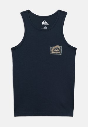 Granatowy top na ramiączkach z okrągłym dekoltem i małą naszywką z logo w kształcie małego kwadratu na lewej stronie klatki piersiowej.