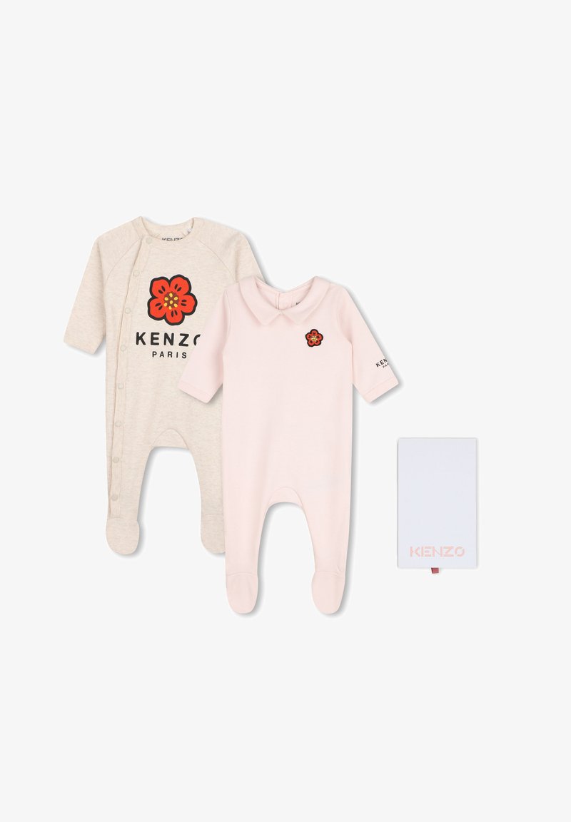 Deux bodys pour bébé, un beige avec une grande fleur rouge et "Kenzo Paris", un rose clair avec une petite fleur rouge et un col, ainsi qu'une boîte Kenzo.