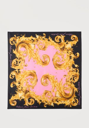 Négyzet alakú sál fekete szegéllyel, élénk rózsaszín középpel és díszes arany barokk mintákkal, a szélén "Versace Jeans Couture" felirattal.