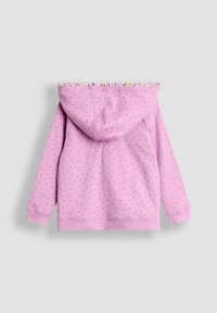 Rosa Kapuzenpullover mit weicher Textur, versehen mit einer Kapuze, kleinen Blumenmustern und einem bunten Saum entlang des Kapuzenrandes.