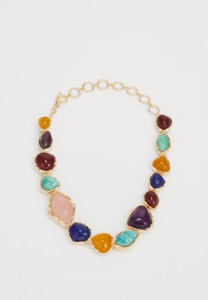 Multistone ketting met verschillende halfedelstenen in tinten paars, blauw, oranje en groen, gezet in een gouden metalen ketting.