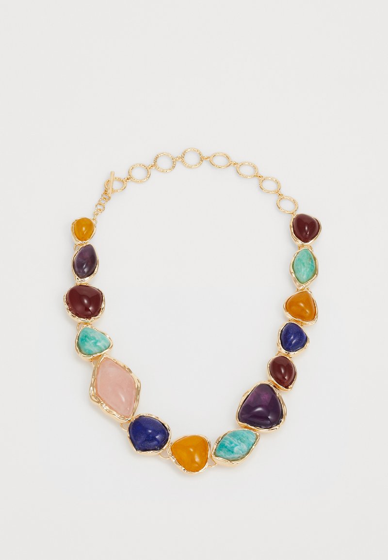 Necklace iz več kamnov, ki vsebuje različne poldragocene kamne v odtenkih vijolične, modre, oranžne in zelene barve, nameščene v verigi iz kovine z zlatim tonom.